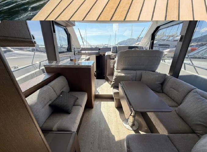Salon intérieur luxueux du yacht