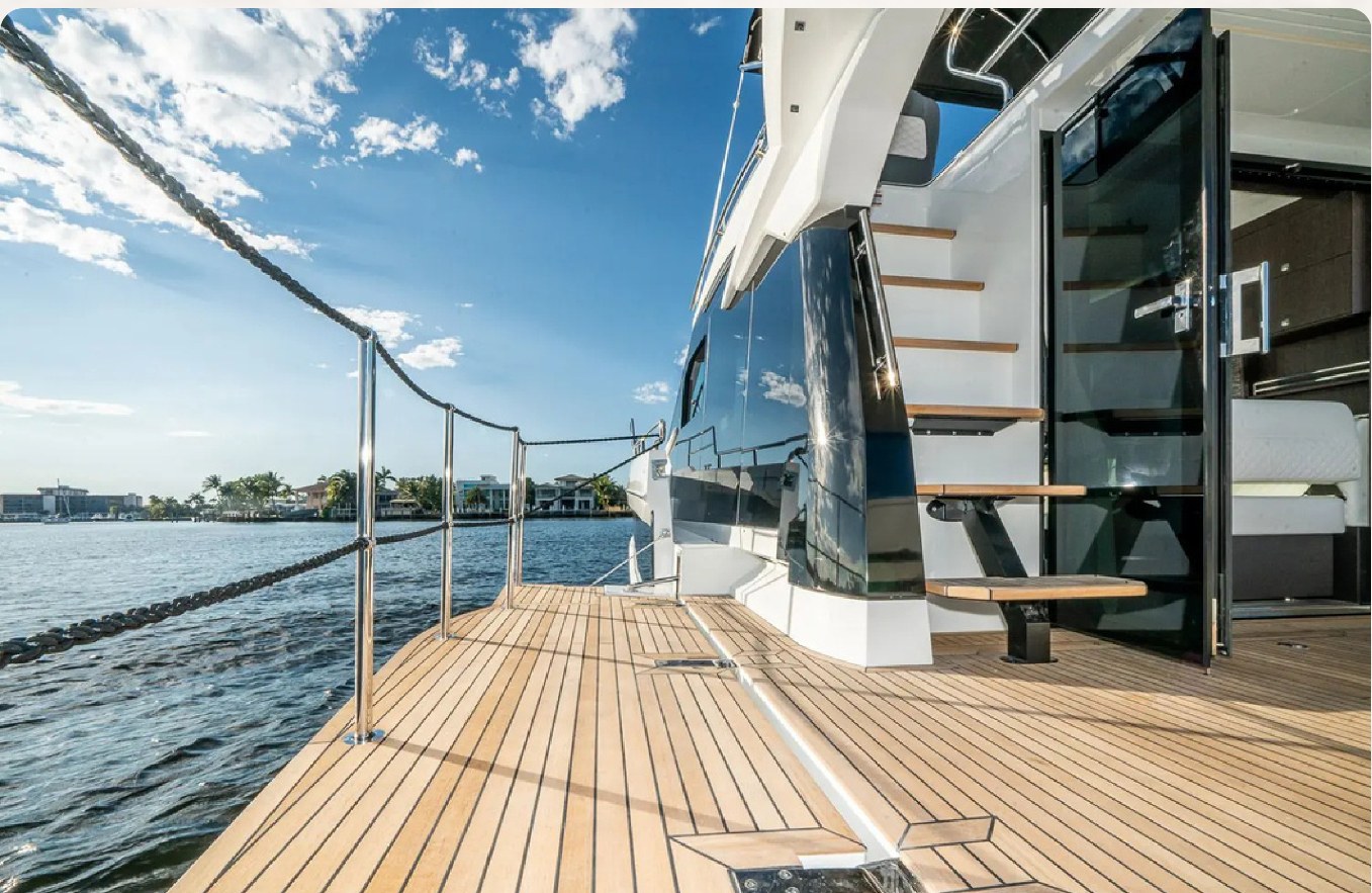 Pont teck du yacht CAP MUSSO sur la Côte d'Azur
